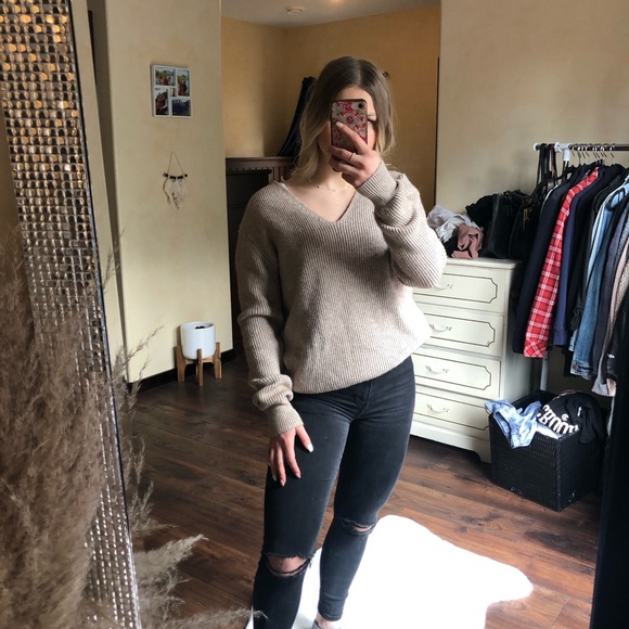 Deep V-neck oversized sweater - Picture 3 of 5